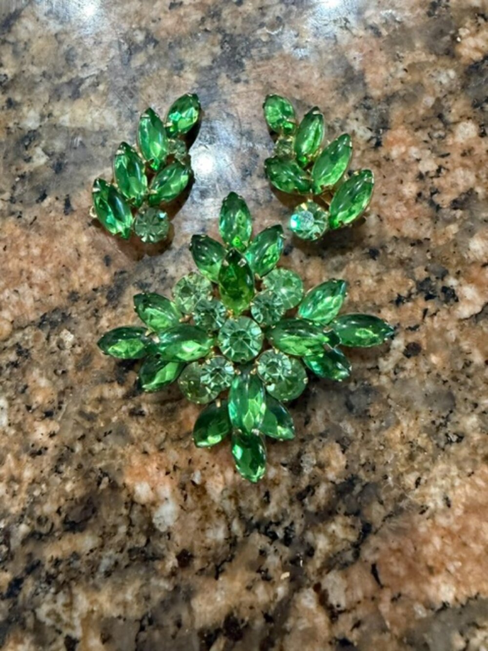 VINTAGE GREEN JULIANA EARRINGS AND BROOCH SET